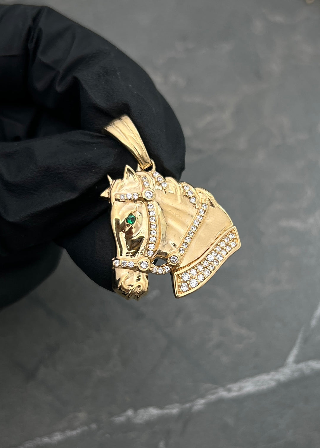 Dije Caballo con Swarovski Blanco y Verde 8.2gr / 3.4cm / 24mm — Oro Amarillo
