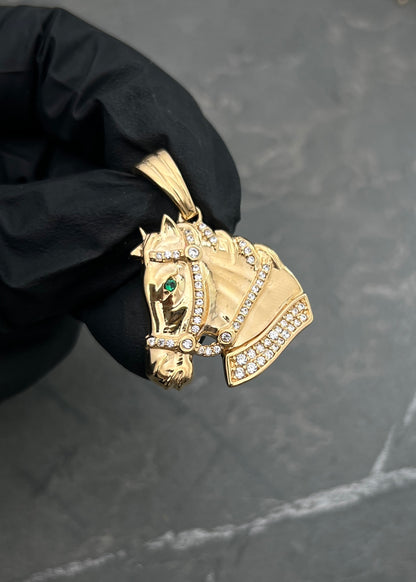 Dije Caballo con Swarovski Blanco y Verde 8.2gr / 3.4cm / 24mm — Oro Amarillo