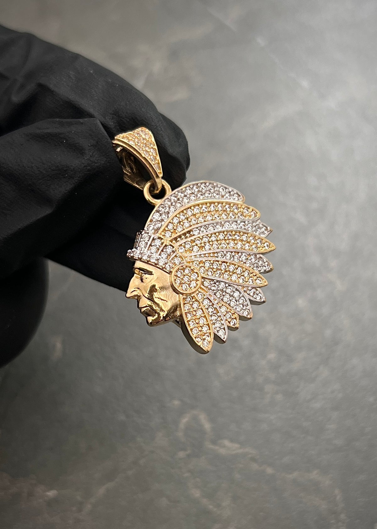 Dije Indio con Swarovski Blancos 5.75gr / 3.3cm / 23mm — Oro Amarillo