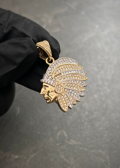 Dije Indio con Swarovski Blancos 5.75gr / 3.3cm / 23mm — Oro Amarillo