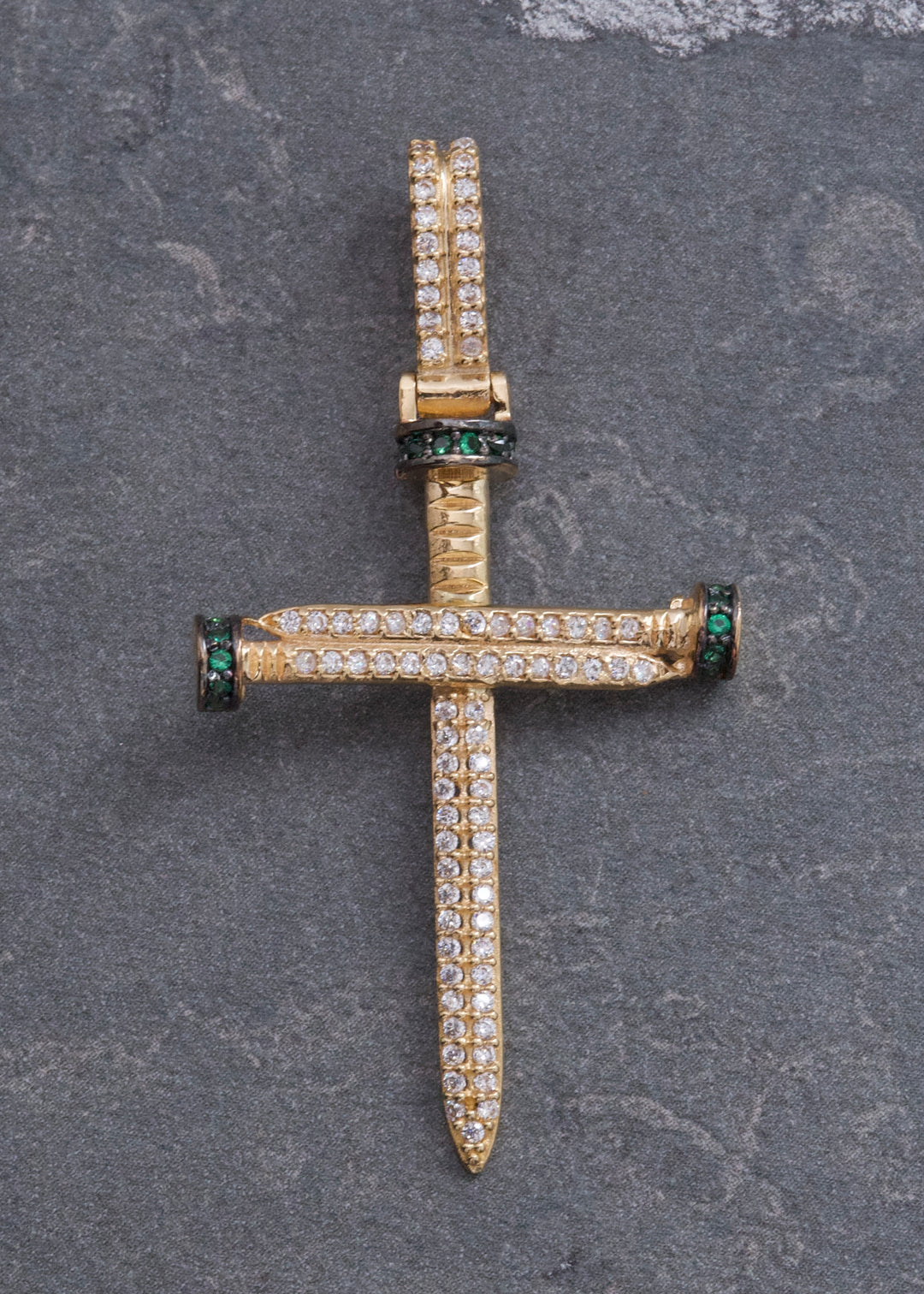 Dije Cruz Clavo con Swarovski Verde 4.2gr / 4.7cm / 25mm — Oro Amarillo
