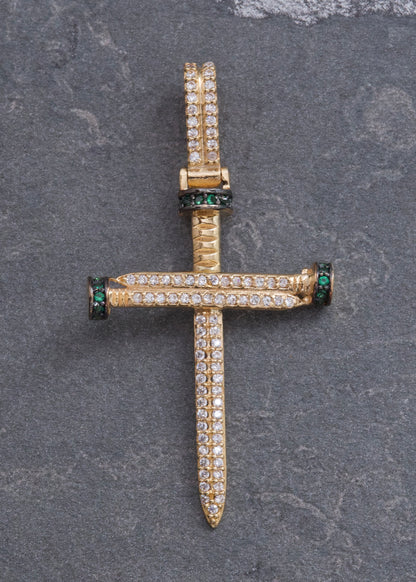 Dije Cruz Clavo con Swarovski Verde 4.2gr / 4.7cm / 25mm — Oro Amarillo