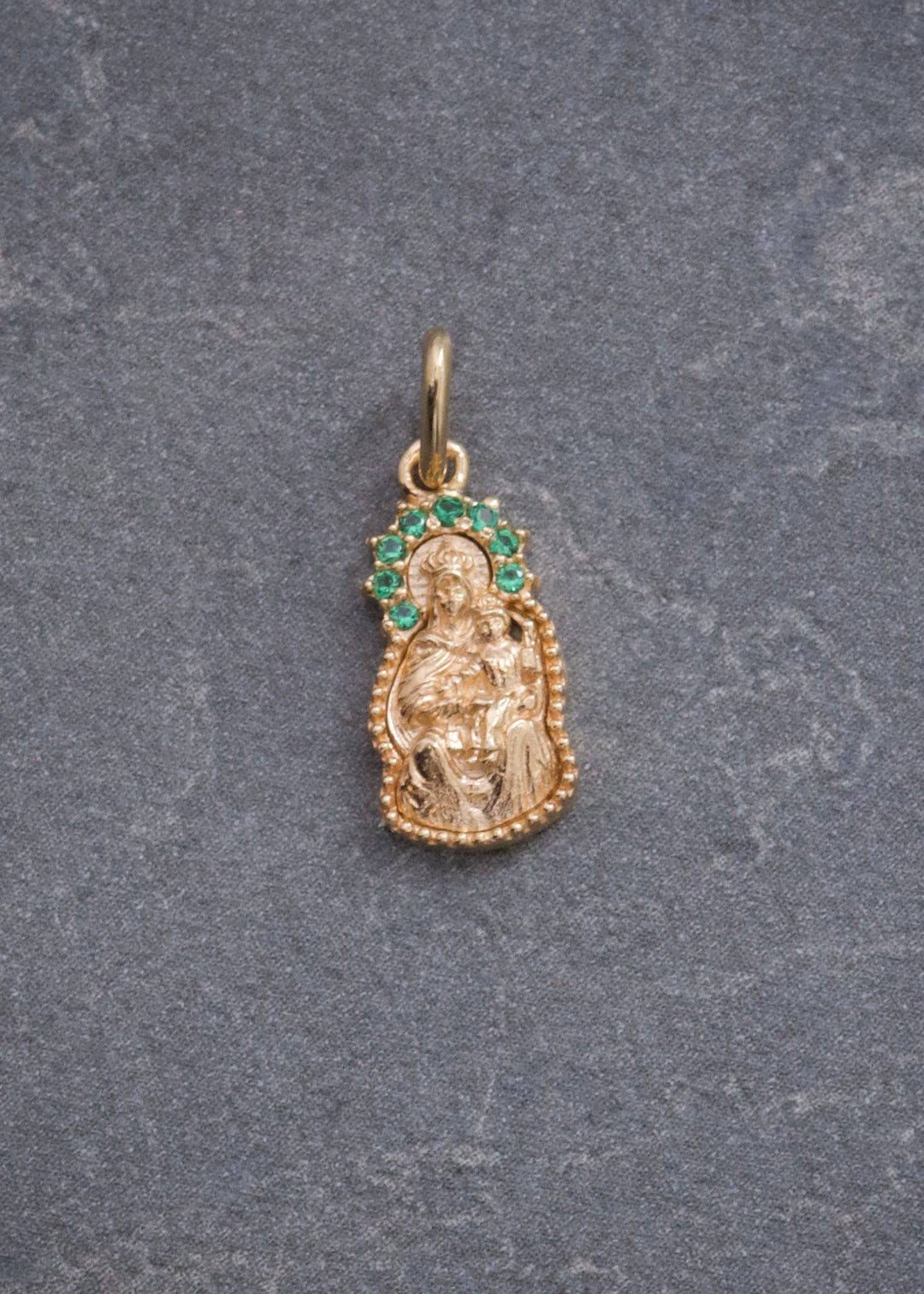 Dije Virgen del Carmen con Swarovski Verde 1.1gr / 1.7cm / 7mm — Oro Amarillo