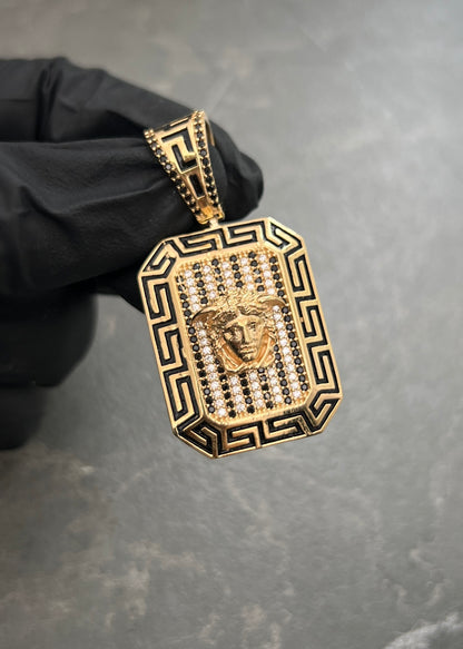 Dije Medusa con Swarovski Negro 11.75gr / 4.4cm / 23mm — Oro Amarillo