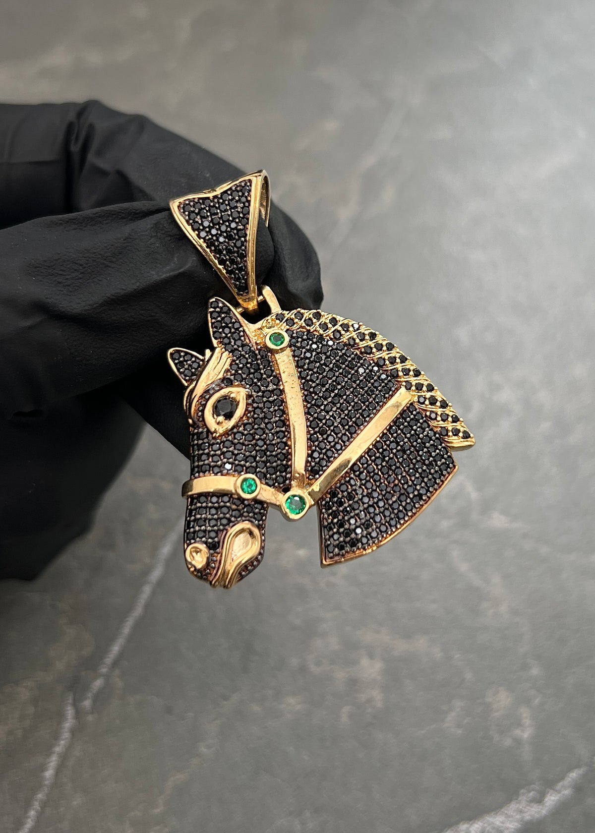 Dije Caballo con Swarovski Negro 15gr / 4.5cm / 33mm — Oro Amarillo