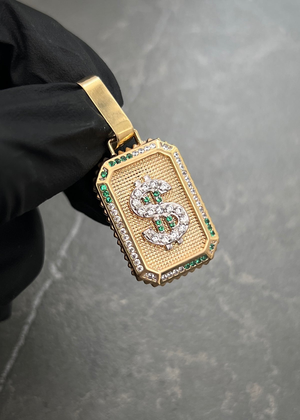 Dije Signo Peso con Swarovski Blanco y Verde 5.25gr / 4cm / 18mm — Oro Amarillo
