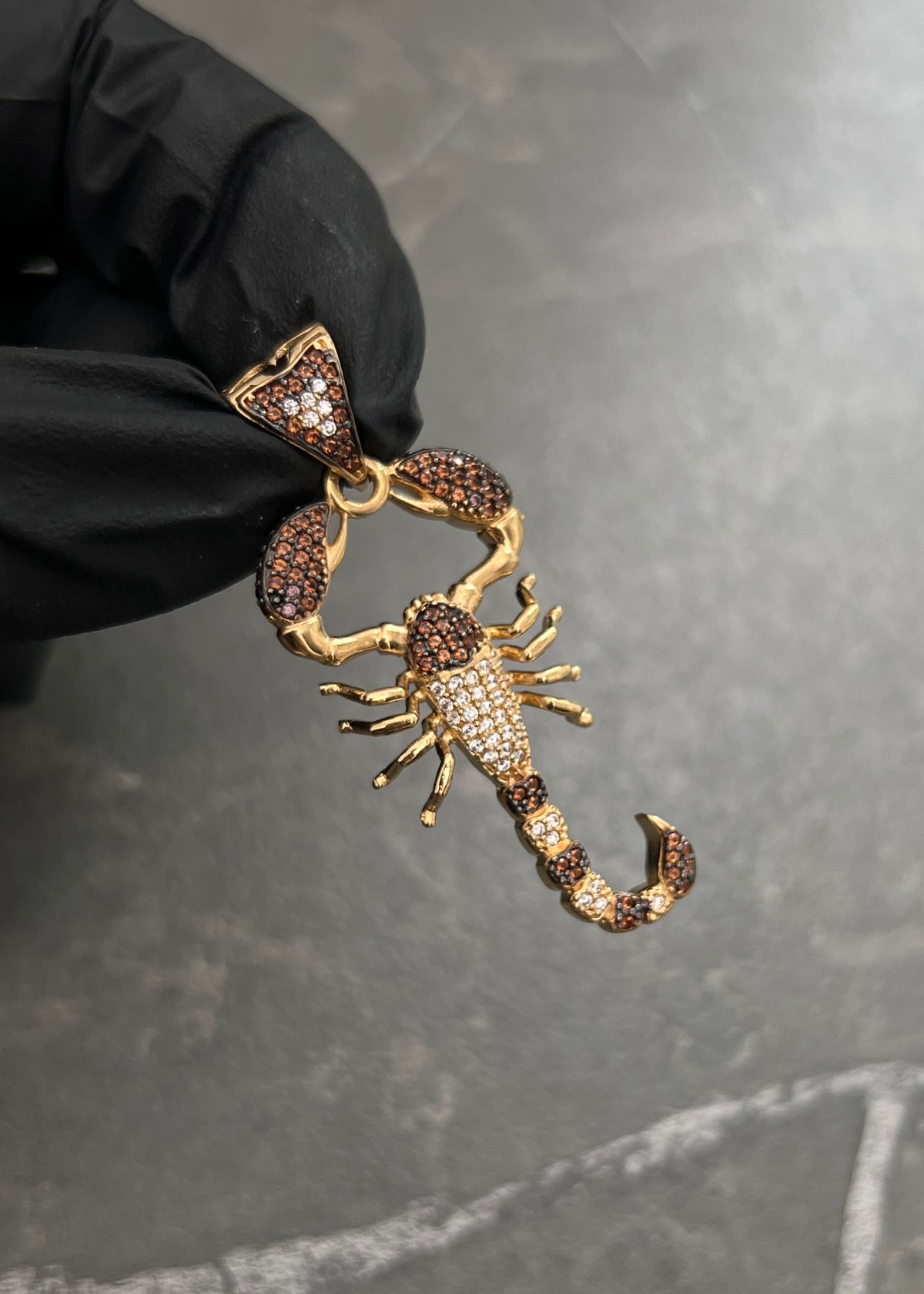 Dije Escorpion con Swarovskis 6.9gr / 4.8cm / 20mm — Oro Amarillo