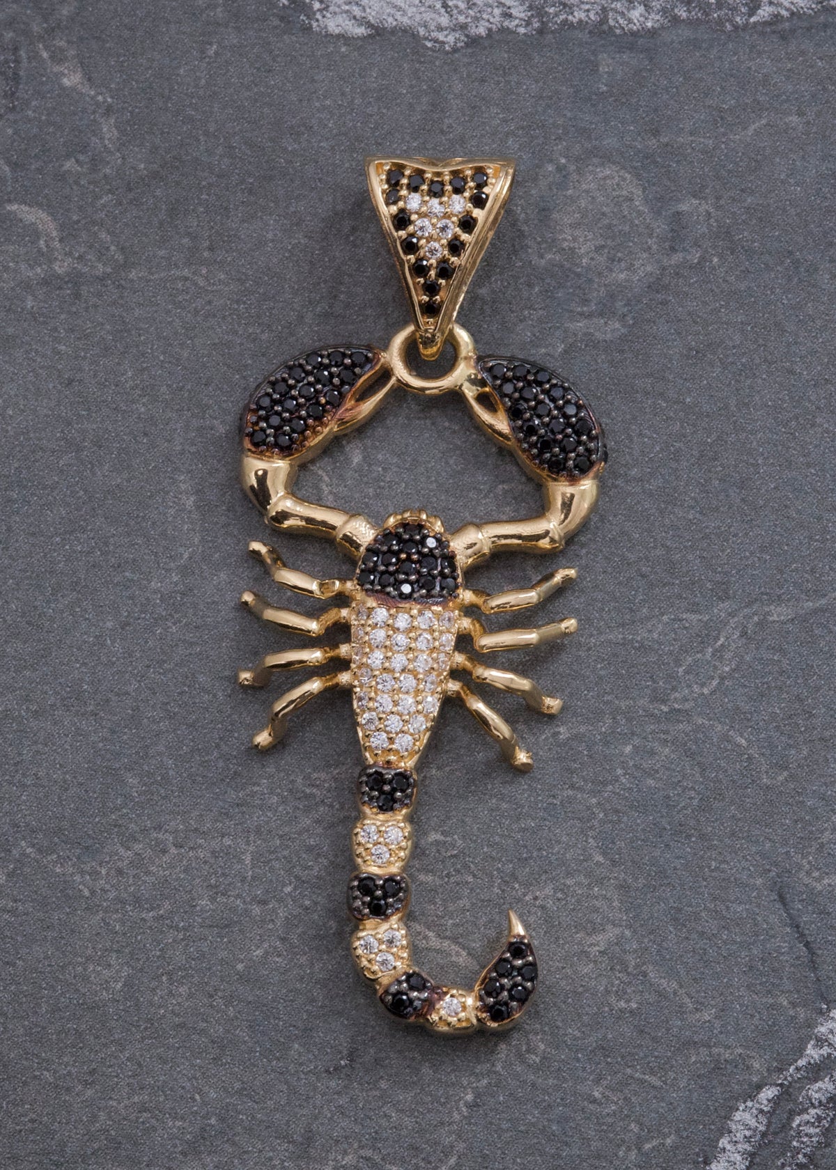 Dije Escorpion con Swarovskis 6.7gr / 4.8cm / 20mm — Oro Amarillo