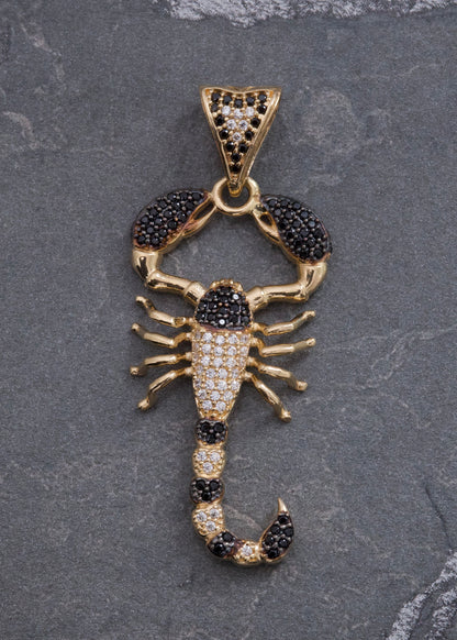 Dije Escorpion con Swarovskis 6.7gr / 4.8cm / 20mm — Oro Amarillo