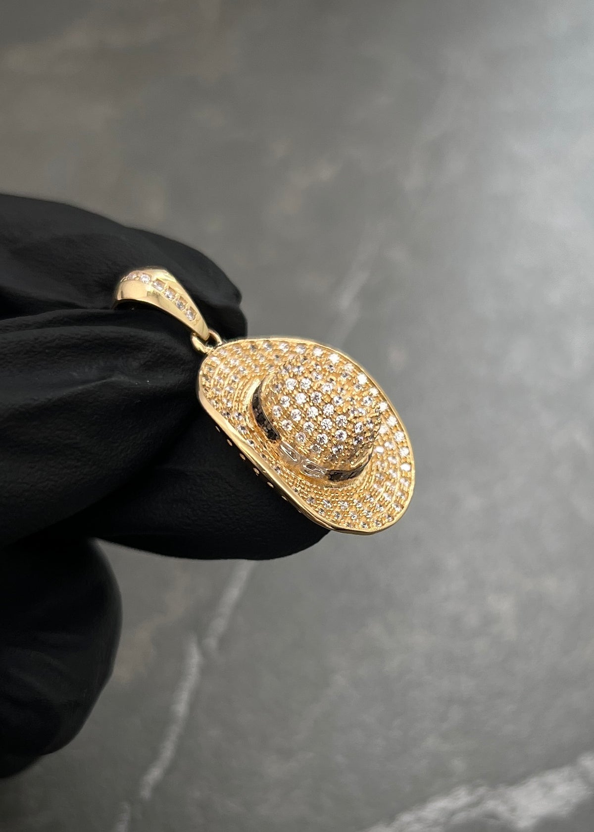 Dije Sombrero con Swarovski Blanco 5.85gr / 3.2cm / 19mm — Oro Amarillo