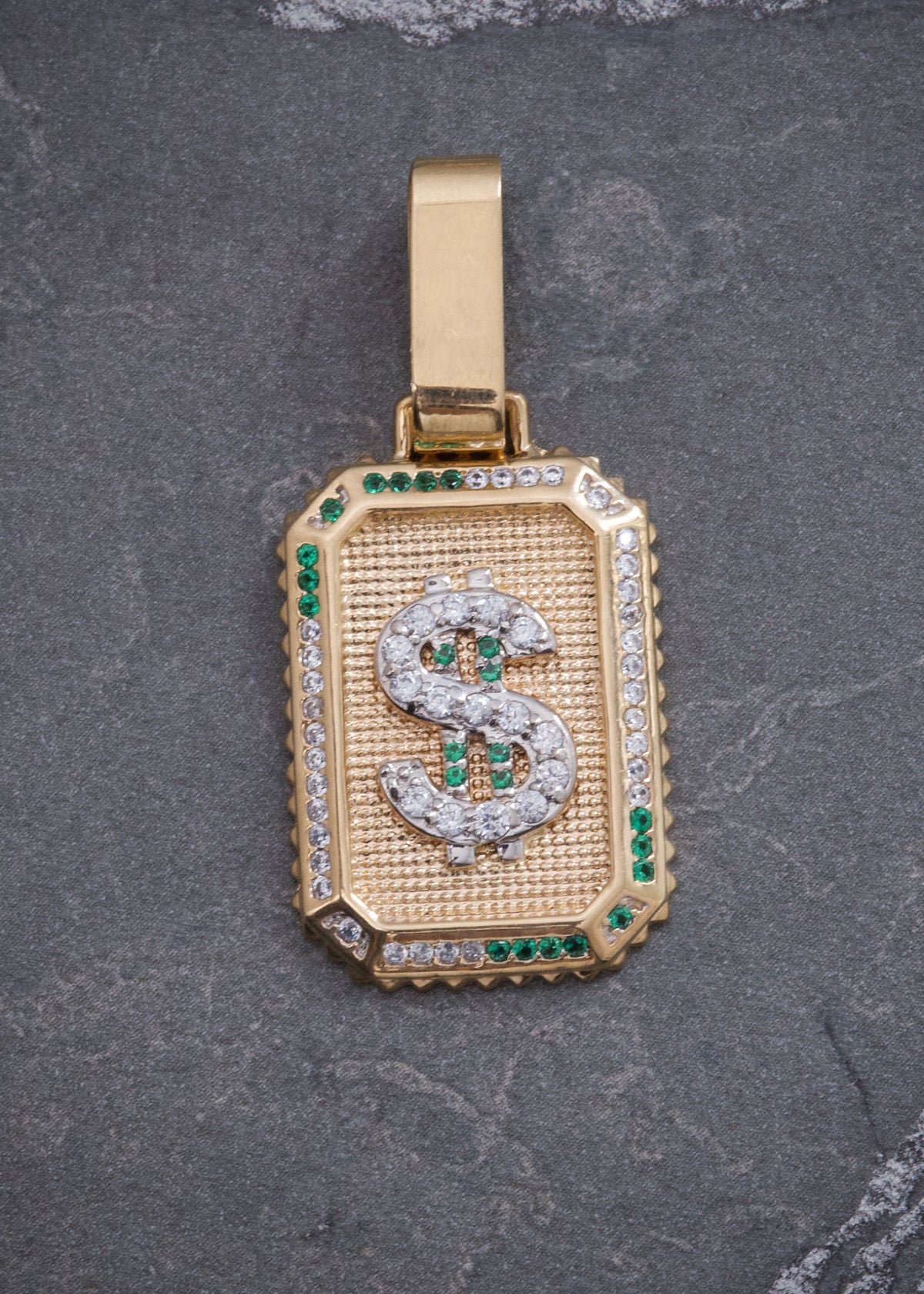 Dije Signo Peso con Swarovski Blanco y Verde 5.25gr / 4cm / 18mm — Oro Amarillo