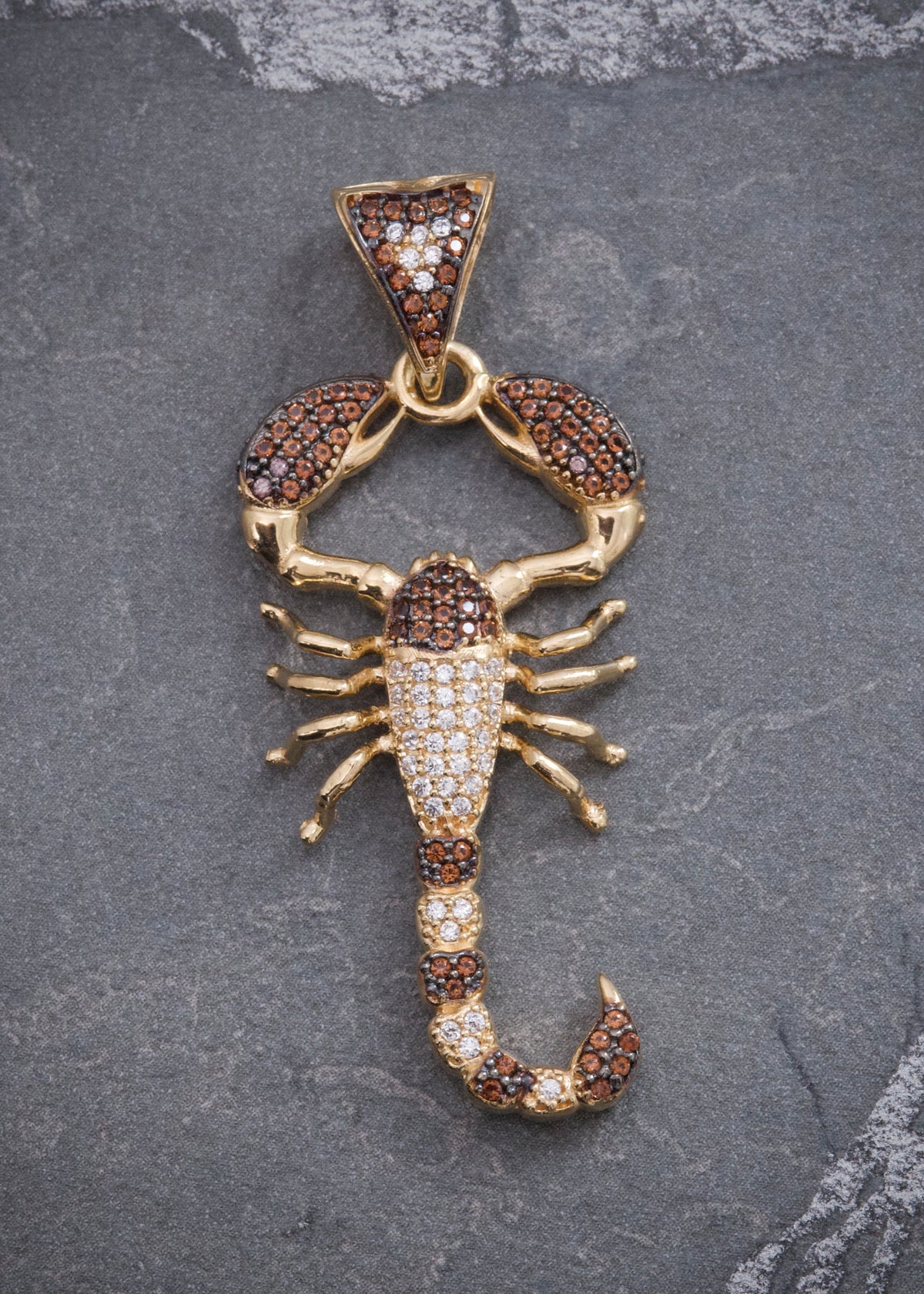 Dije Escorpion con Swarovskis 6.9gr / 4.8cm / 20mm — Oro Amarillo