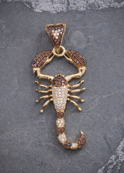 Dije Escorpion con Swarovskis 6.9gr / 4.8cm / 20mm — Oro Amarillo