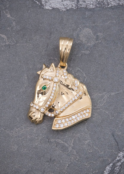 Dije Caballo con Swarovski Blanco y Verde 8.2gr / 3.4cm / 24mm — Oro Amarillo