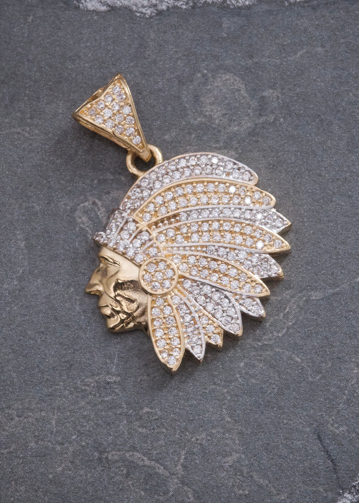 Dije Indio con Swarovski Blancos 5.75gr / 3.3cm / 23mm — Oro Amarillo
