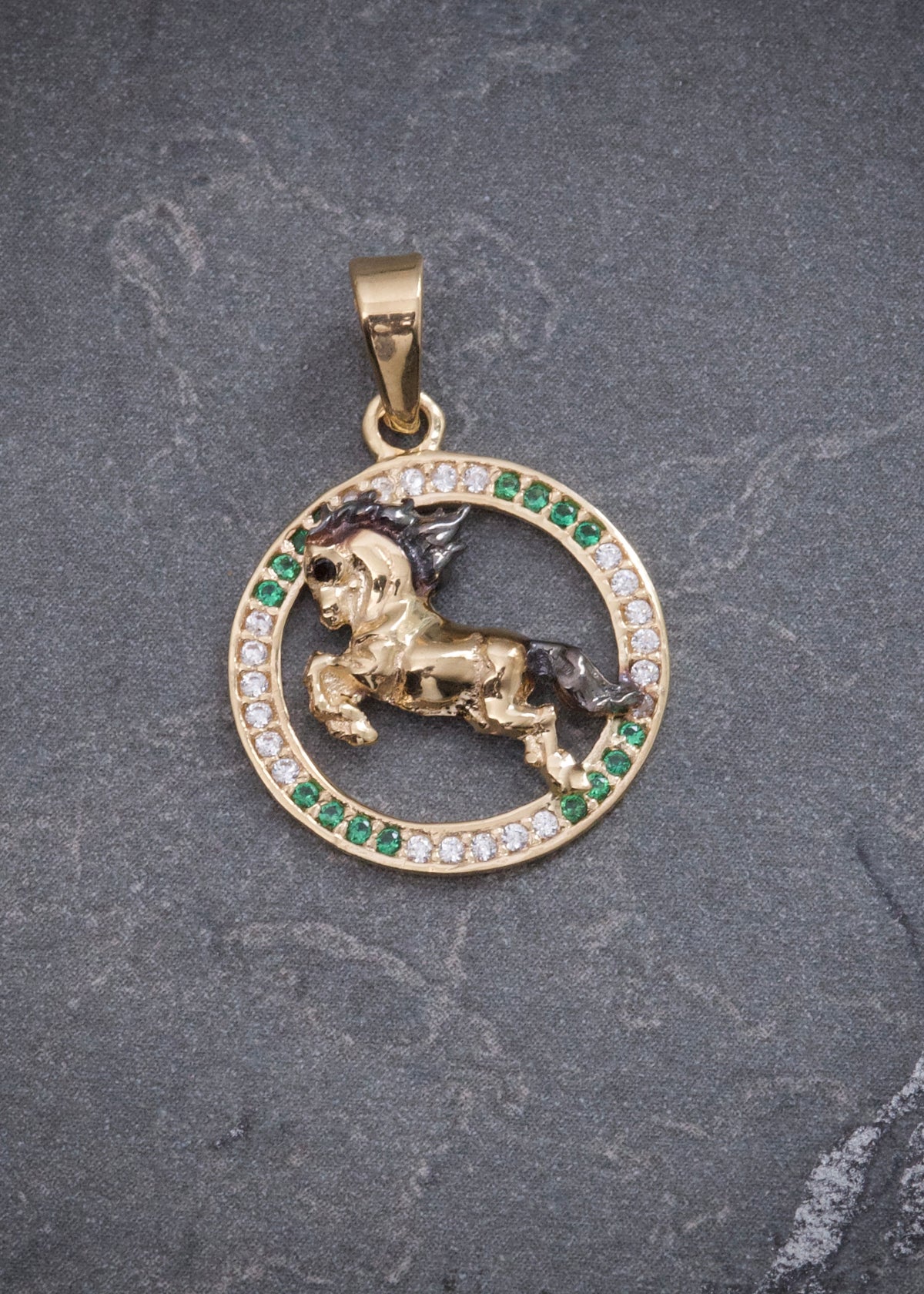Dije Caballo con Swarovskis 1.5gr / 2.4cm / 16.3mm — Oro Amarillo