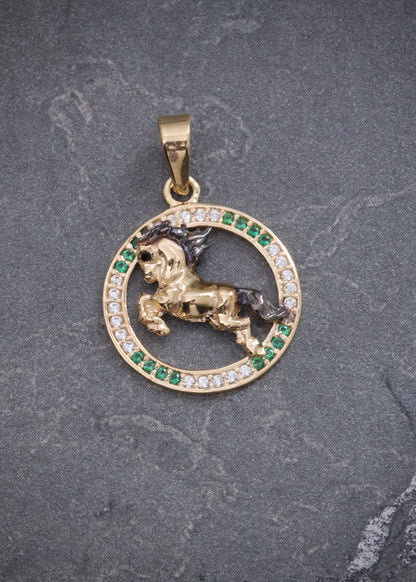 Dije Caballo con Swarovskis 1.5gr / 2.4cm / 16.3mm — Oro Amarillo