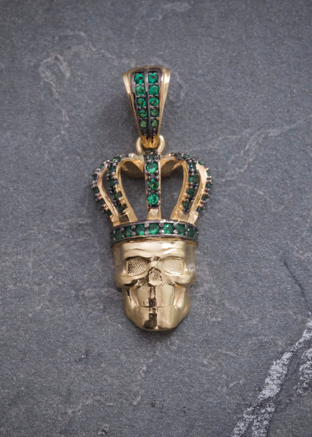 Dije Calavera con Swarovski Verde 4.05gr / 3cm / 13.9mm — Oro Amarillo