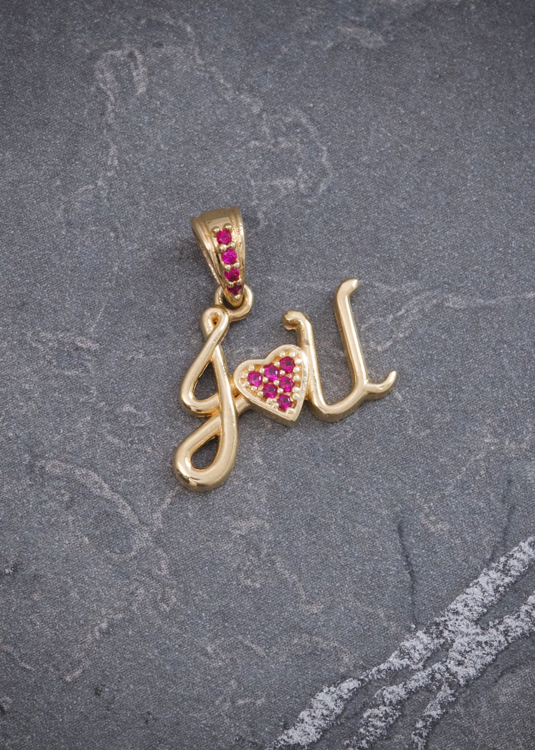 Dije con Swarovski Fucsia 1.35gr / 1.7cm / 15.8mm — Oro Amarillo