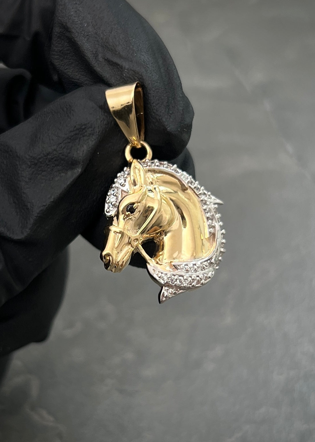 Dije Caballo con Swarovski Blanco 2.85gr / 3cm / 20mm — Oro Amarillo