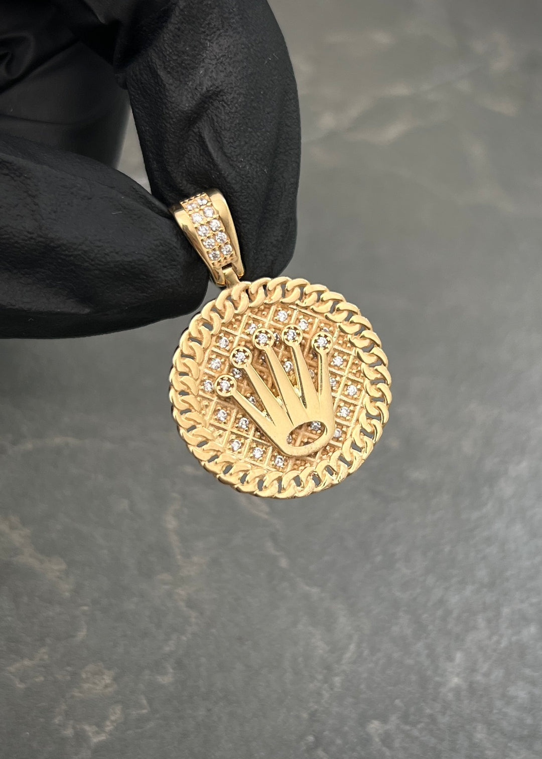 Dije Corona Rx con Swarovski Blanco 5.35gr / 3cm / 21mm — Oro Amarillo