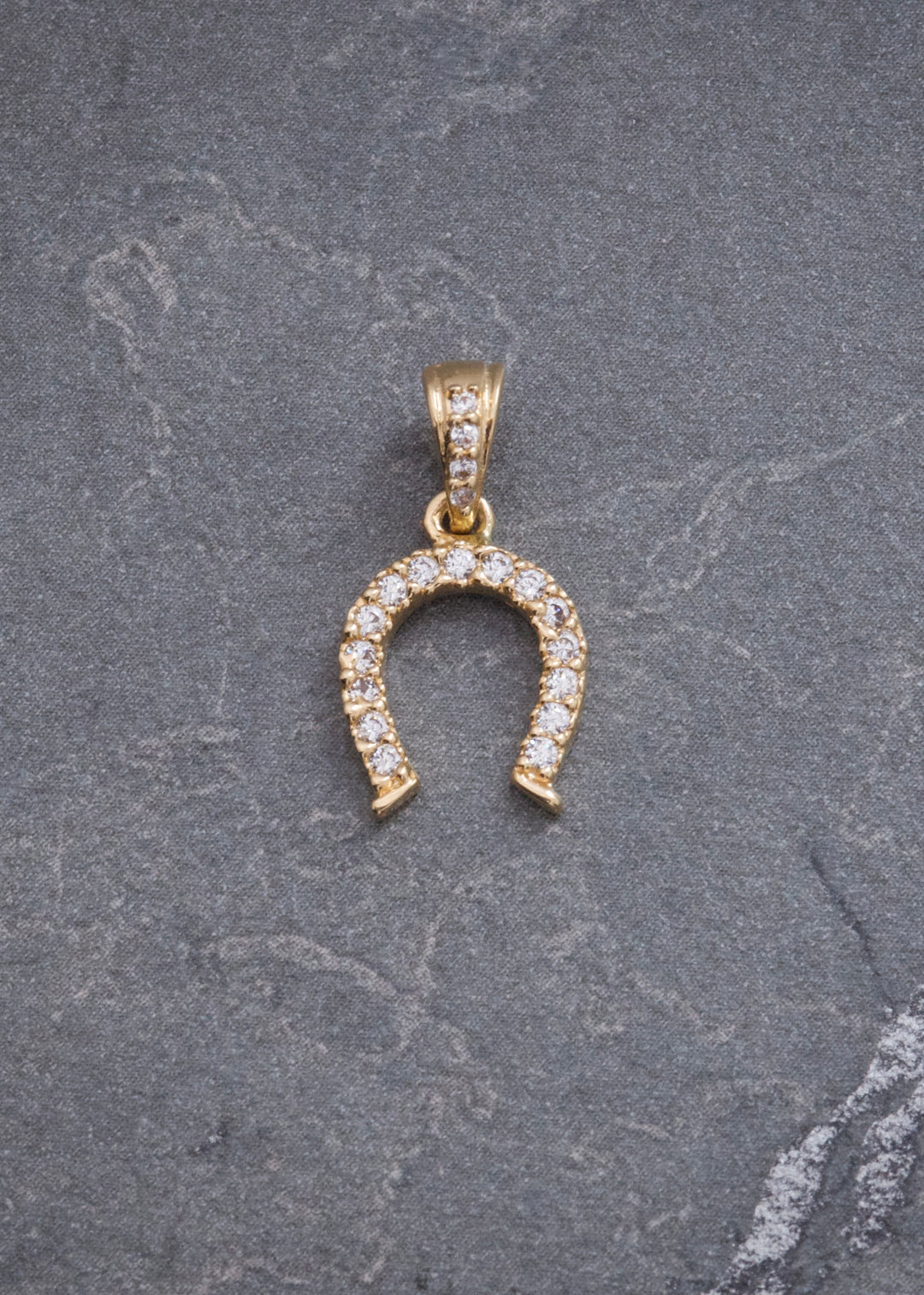 Dije Herradura de Caballo con Swarovski Blanco 0.9gr / 1.7cm / 9.5mm — Oro Amarillo
