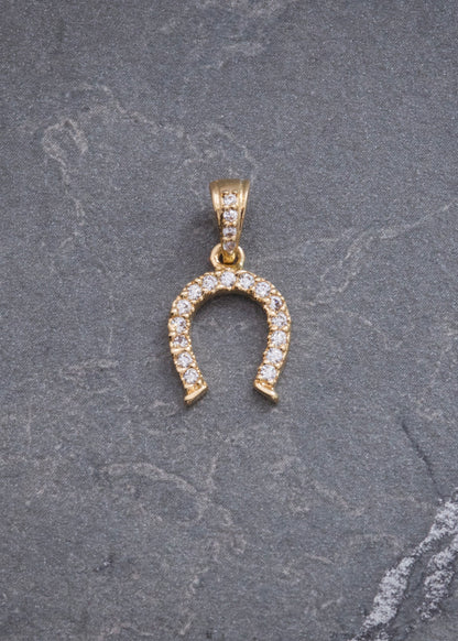 Dije Herradura de Caballo con Swarovski Blanco 0.9gr / 1.7cm / 9.5mm — Oro Amarillo