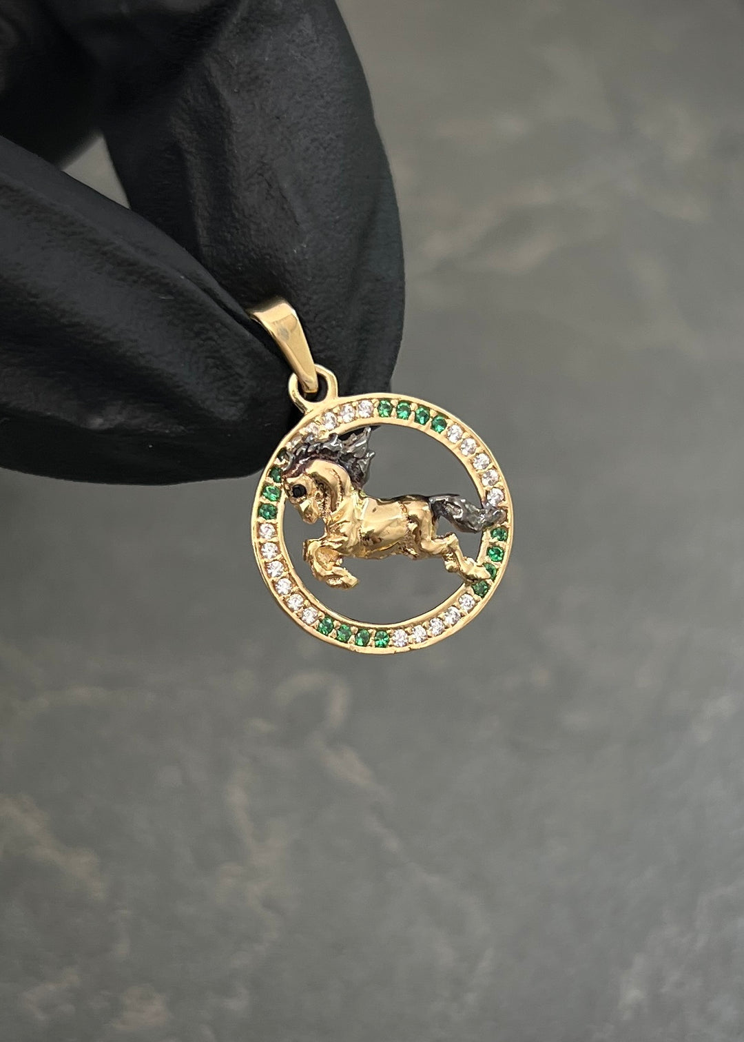 Dije Caballo con Swarovskis 1.5gr / 2.4cm / 16.3mm — Oro Amarillo