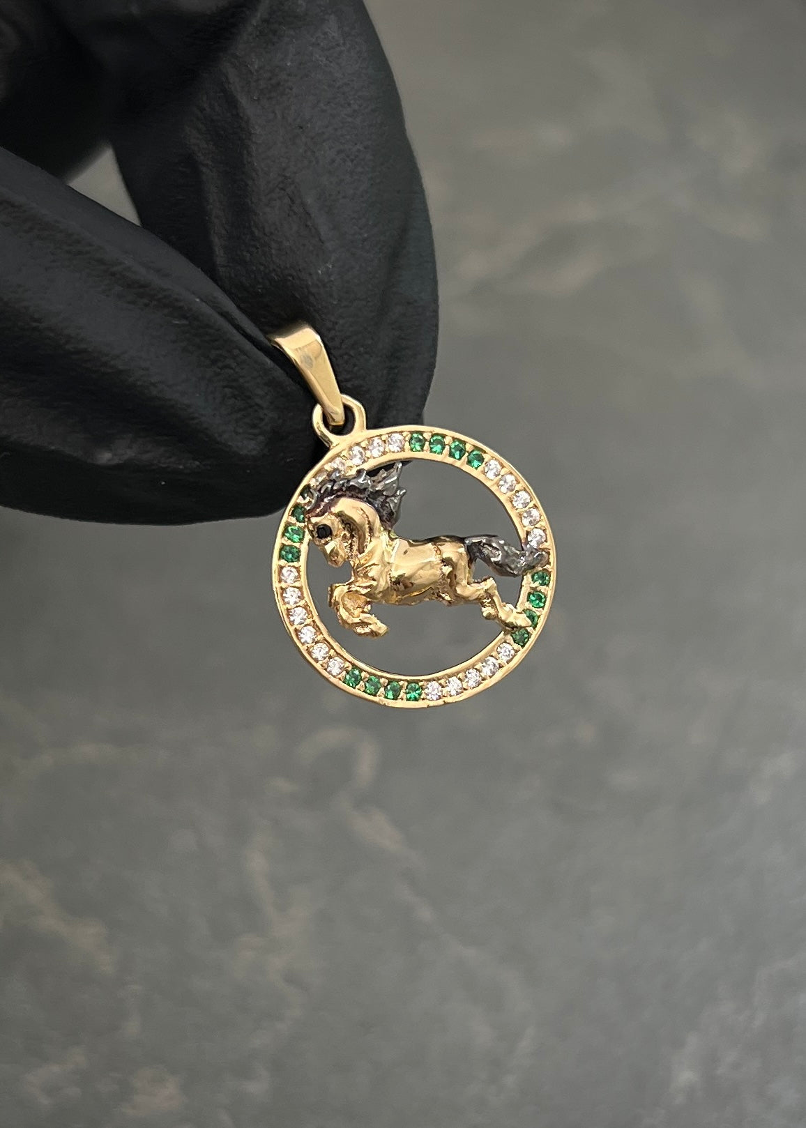 Dije Caballo con Swarovskis 1.5gr / 2.4cm / 16.3mm — Oro Amarillo