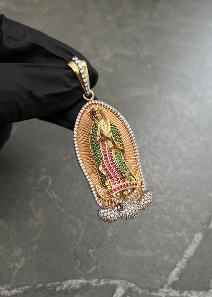 Dije Virgen de Guadalupe con Swarovski Verde y Fucsia 19.95gr / 6.2cm / 23mm — Dos Oros