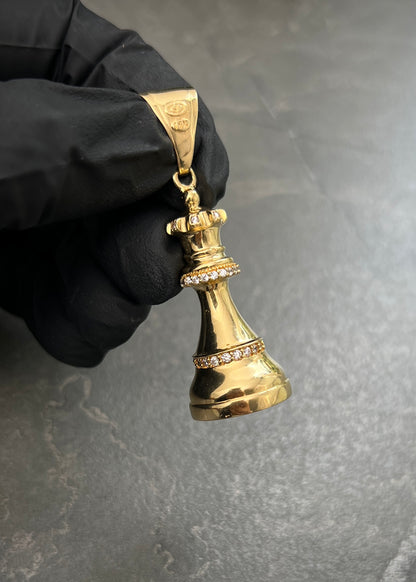 Dije Reina Ajedrez con Swarovski Blanco 11.65gr / 5.2cm / 17mm — Oro Amarillo
