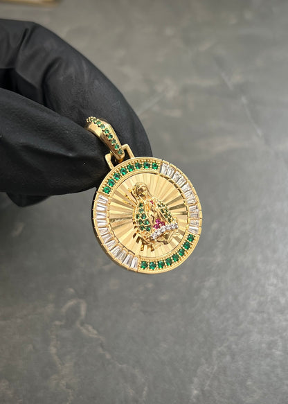Dije Virgen de Guadalupe con Swarovski Verde y Blanco 6.85gr / 3.4cm / 24mm — Oro Amarillo