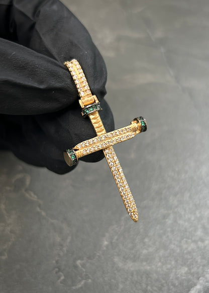 Dije Cruz Clavo con Swarovski Verde 4.2gr / 4.7cm / 25mm — Oro Amarillo