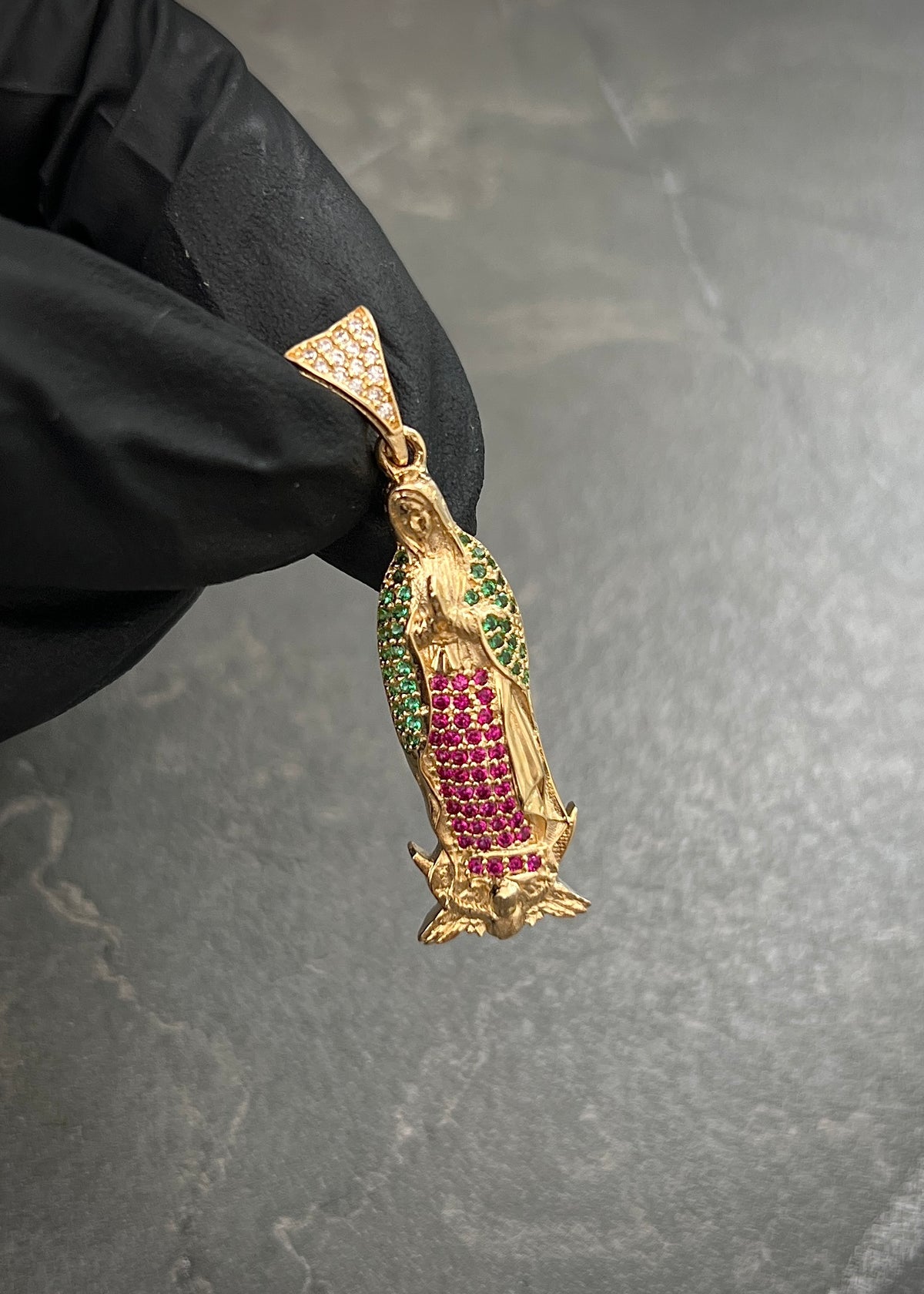 Dije Virgen de Guadalupe con Swarovski Verde y Fucsia 4.8gr / 4.1cm / 9mm — Oro Amarillo