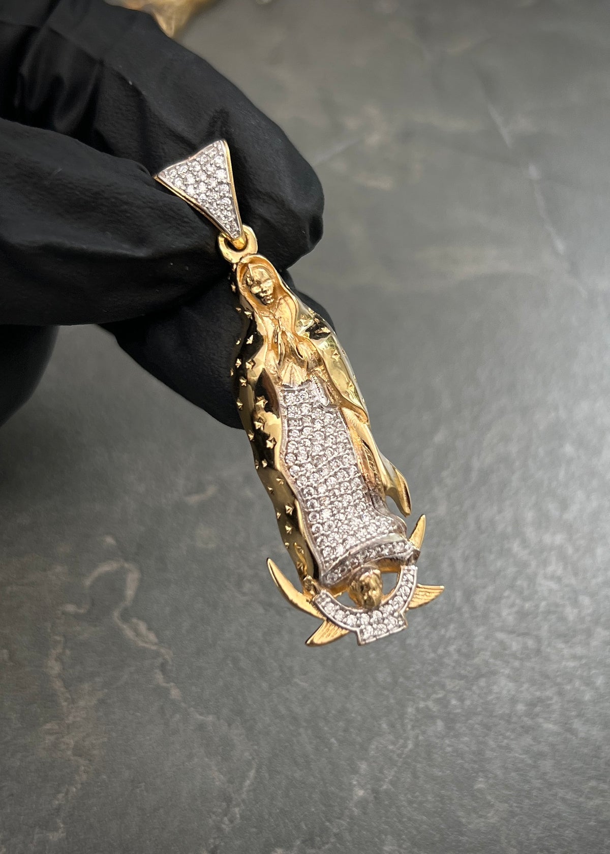 Dije Virgen de Guadalupe con Swarovskis Blancos 9.6gr / 5.2cm / 16mm — Oro Amarillo
