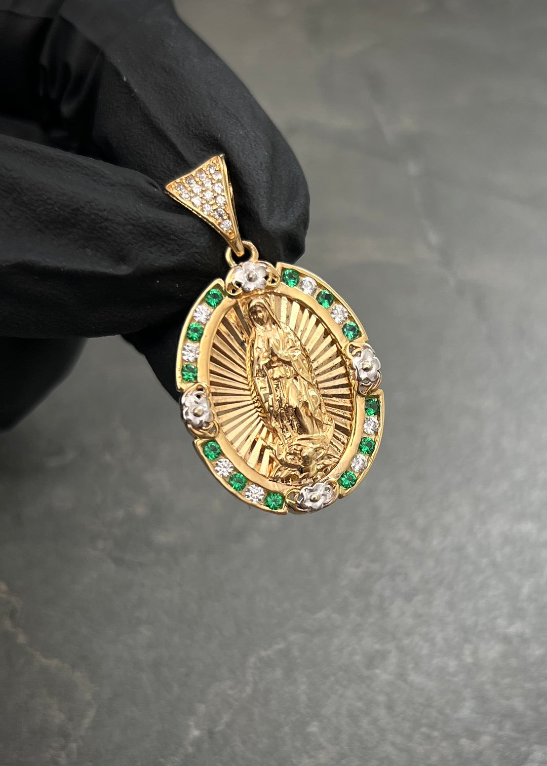 Dije Virgen de Guadalupe con Swarovski Verde y Blanco 6.15gr / 3.1cm / 17mm — Oro Amarillo