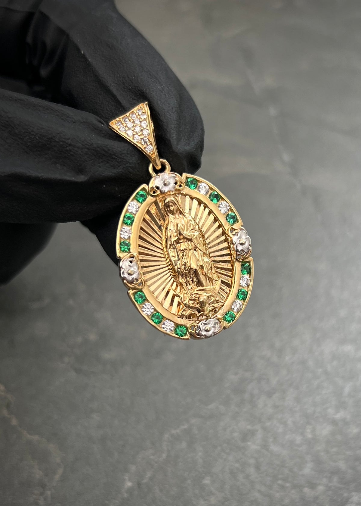 Dije Virgen de Guadalupe con Swarovski Verde y Blanco 6.15gr / 3.1cm / 17mm — Oro Amarillo