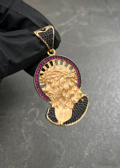 Dije Rostro de Jesus con Swarovski Fucsia 11.2gr / 4.9cm / 25mm — Oro Amarillo