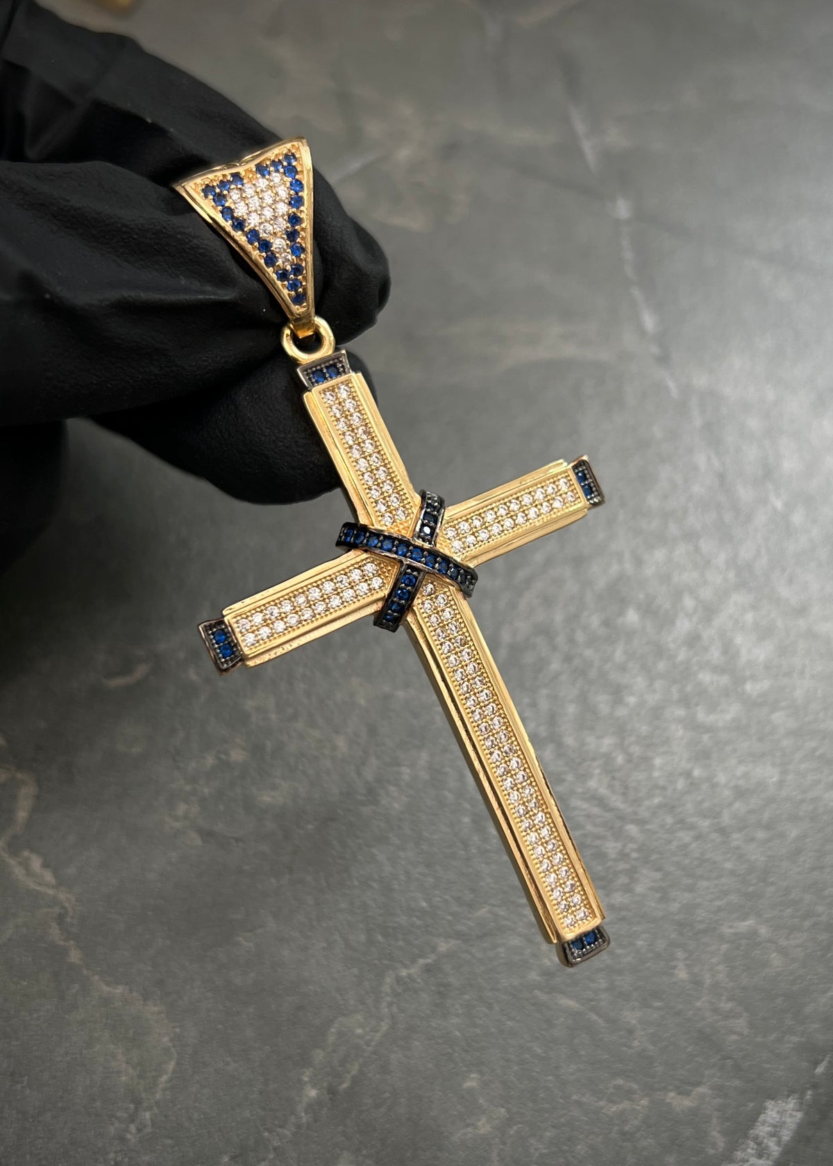 Dije Cruz con Swarovskis Azul y Blanco 8.9gr / 6.9cm / 34mm — Oro Amarillo