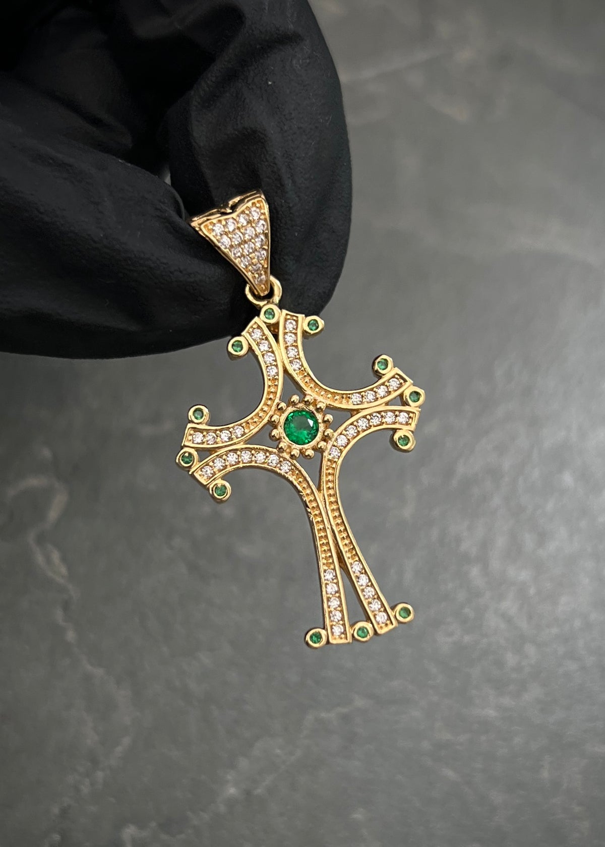 Dije Cruz con Swarovski Verde y Blanco 5.1gr / 4.1cm / 22mm — Oro Amarillo