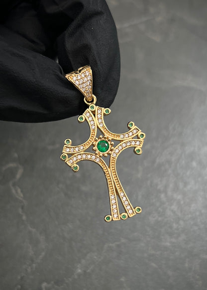 Dije Cruz con Swarovski Verde y Blanco 5.1gr / 4.1cm / 22mm — Oro Amarillo
