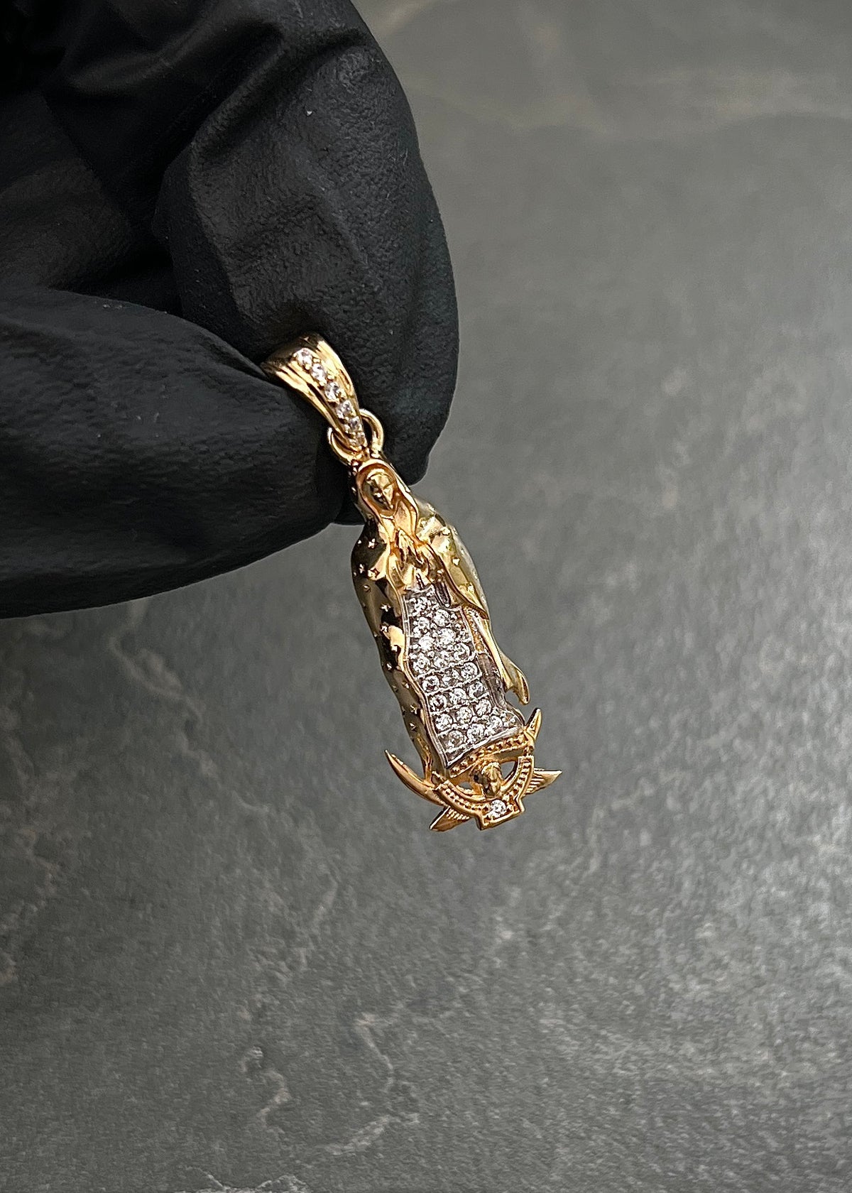 Dije Virgen de Guadalupe con Swarovskis Blancos 2.55gr / 3.1cm / 10mm — Oro Amarillo