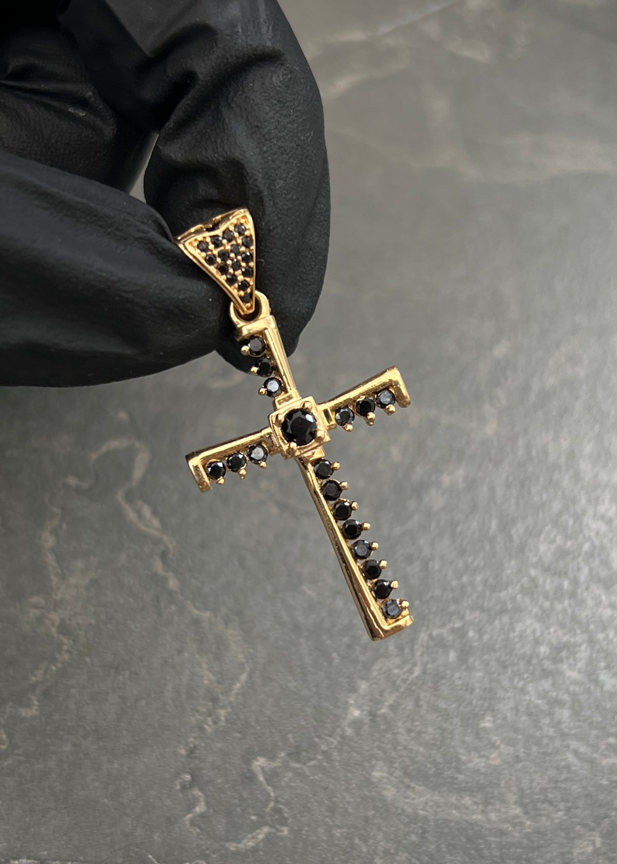Dije Cruz con Swarovski Negro 3.95gr / 4cm / 20mm — Oro Amarillo
