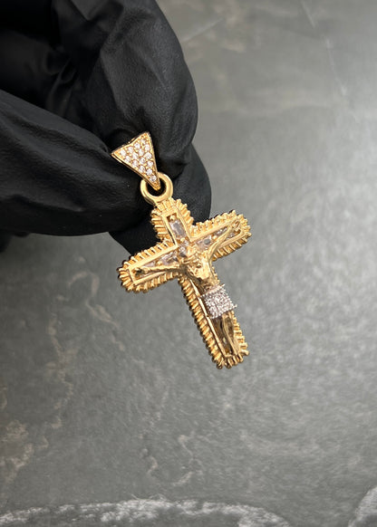 Dije Cruz con Cristo Swarovskis Blancos 6.6gr / 3.9cm / 22mm — Oro Amarillo