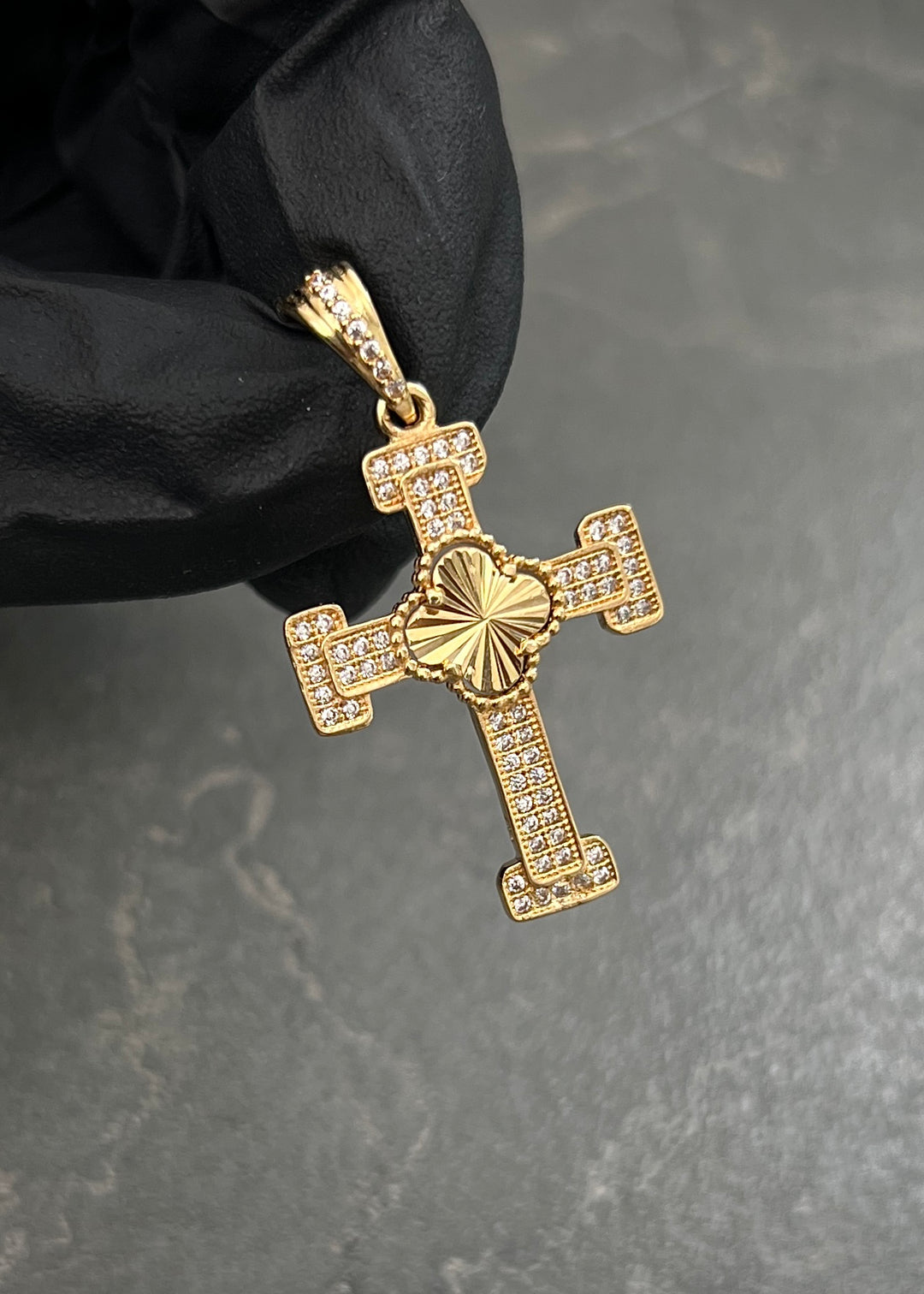 Dije Cruz Lucky Clover con Swarovski Blanco 3.5gr / 3.7cm / 21mm — Oro Amarillo