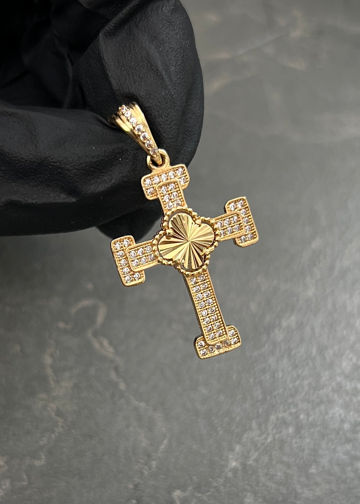 Dije Cruz Lucky Clover con Swarovski Blanco 3.5gr / 3.7cm / 21mm — Oro Amarillo