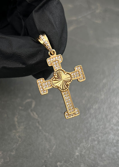 Dije Cruz Lucky Clover con Swarovski Blanco 3.5gr / 3.7cm / 21mm — Oro Amarillo
