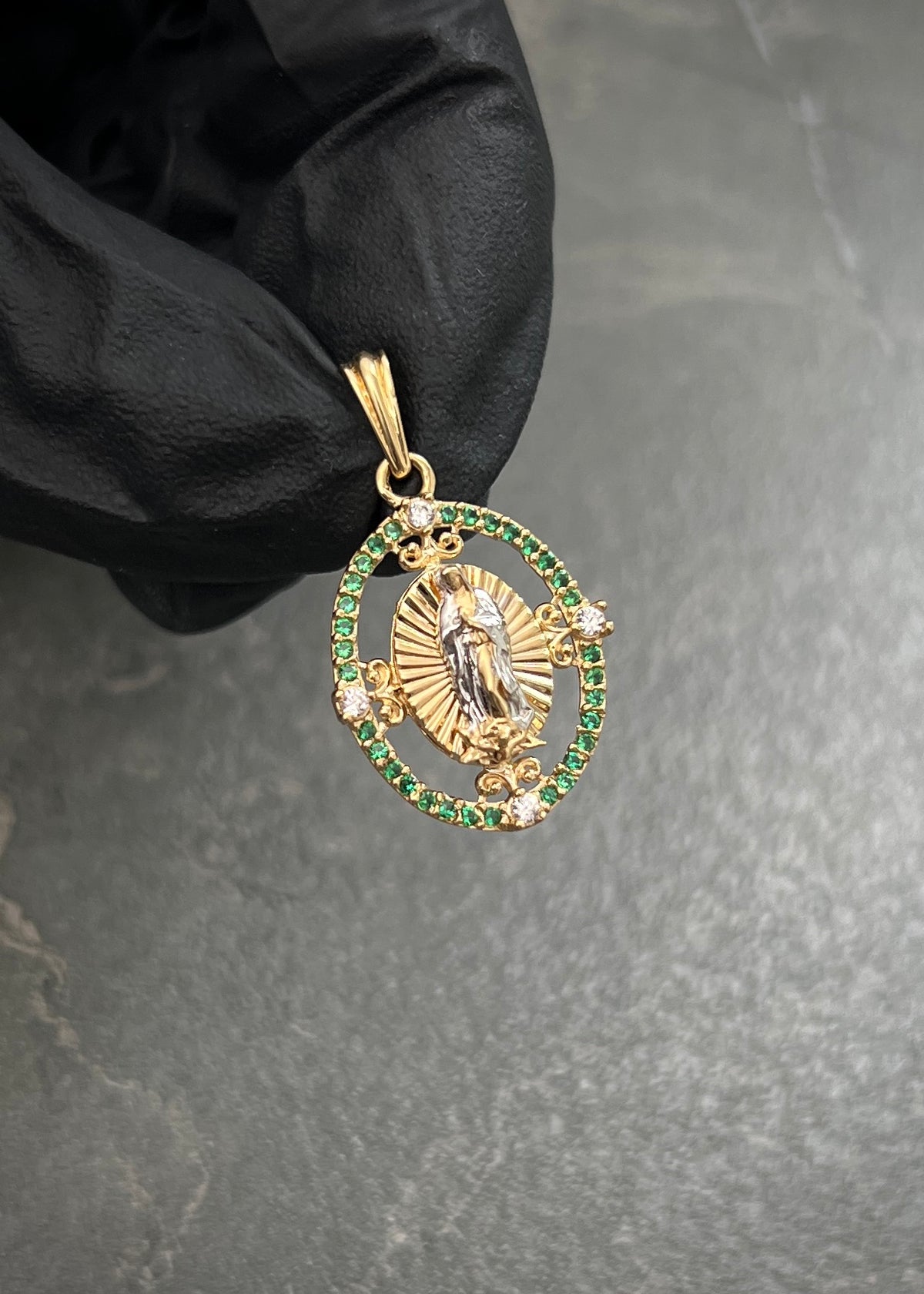 Dije Virgen de Guadalupe con Swarovski Verde y Blanco 2.35gr / 2.6cm / 15mm — Oro Amarillo