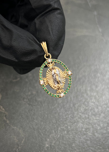 Dije Virgen de Guadalupe con Swarovski Verde y Blanco 2.35gr / 2.6cm / 15mm — Oro Amarillo