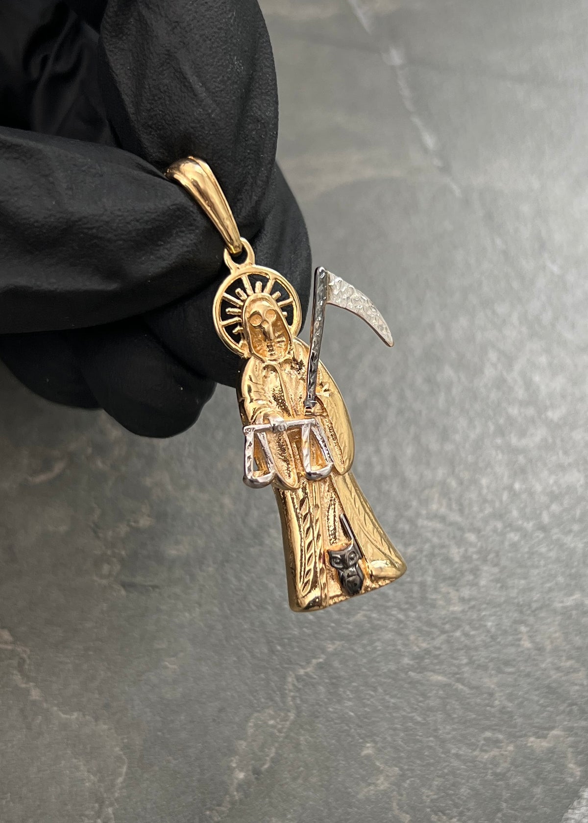 Dije Santa Muerte con Swarovskis Blancos 6.15gr / 4.4cm / 17mm — Oro Amarillo